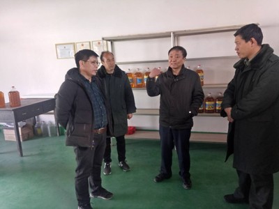 【一線傳真】三門峽職業技術學院領導到桐木溝村幫助解決集體產業和農產品銷售難題